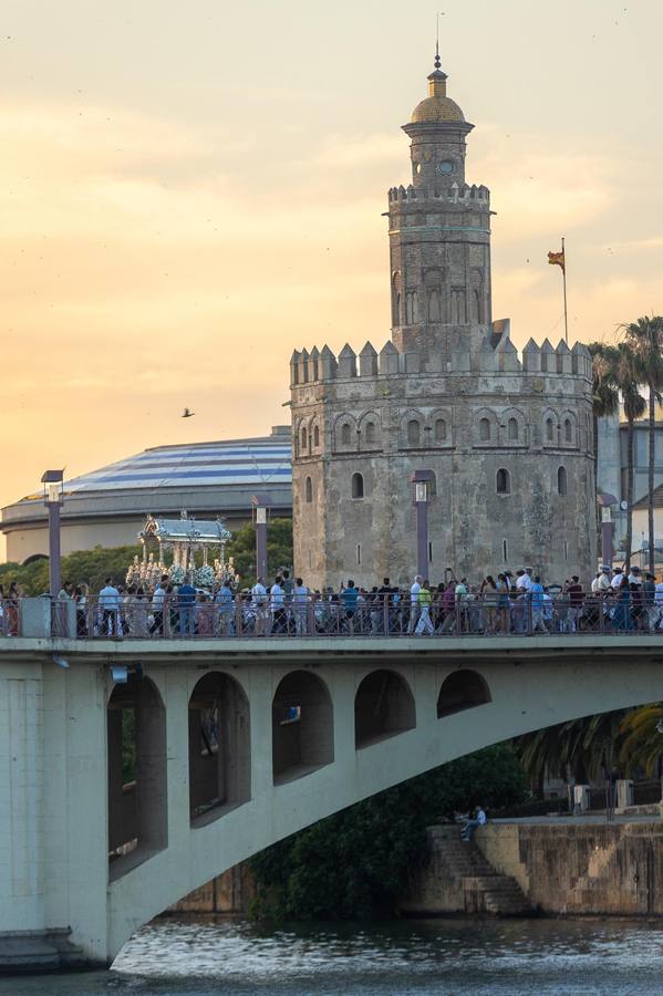Las cinco hermandades llegan a Sevilla arropadas por una gran cantidad de peregrinos y rocieros
