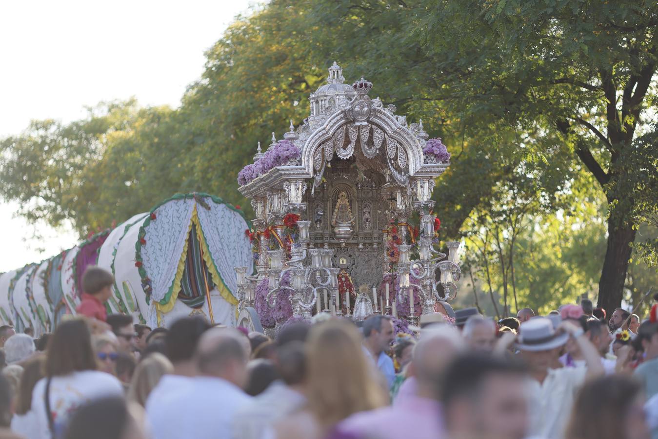 Las cinco hermandades llegan a Sevilla arropadas por una gran cantidad de peregrinos y rocieros
