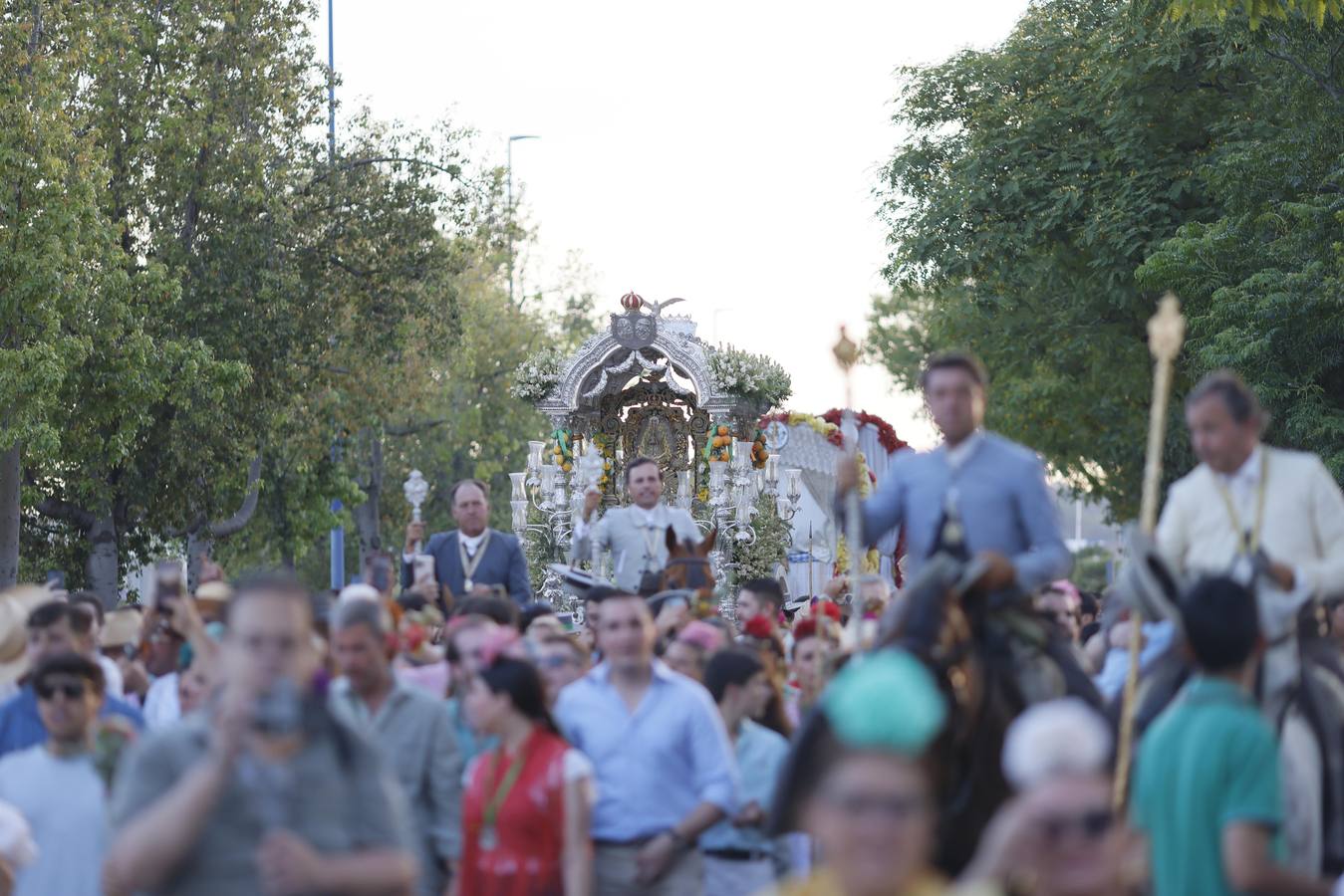Las cinco hermandades llegan a Sevilla arropadas por una gran cantidad de peregrinos y rocieros