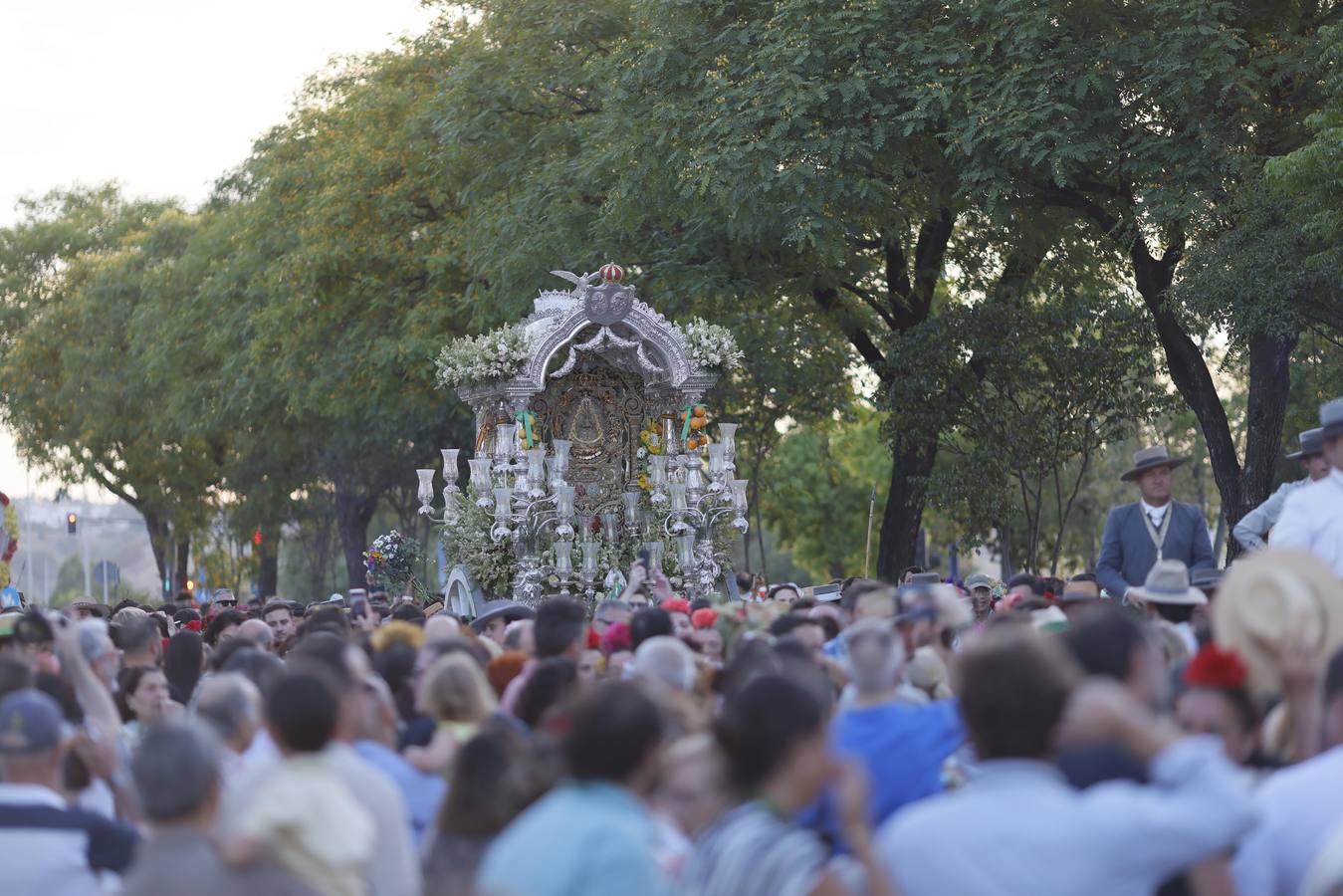 Las cinco hermandades llegan a Sevilla arropadas por una gran cantidad de peregrinos y rocieros