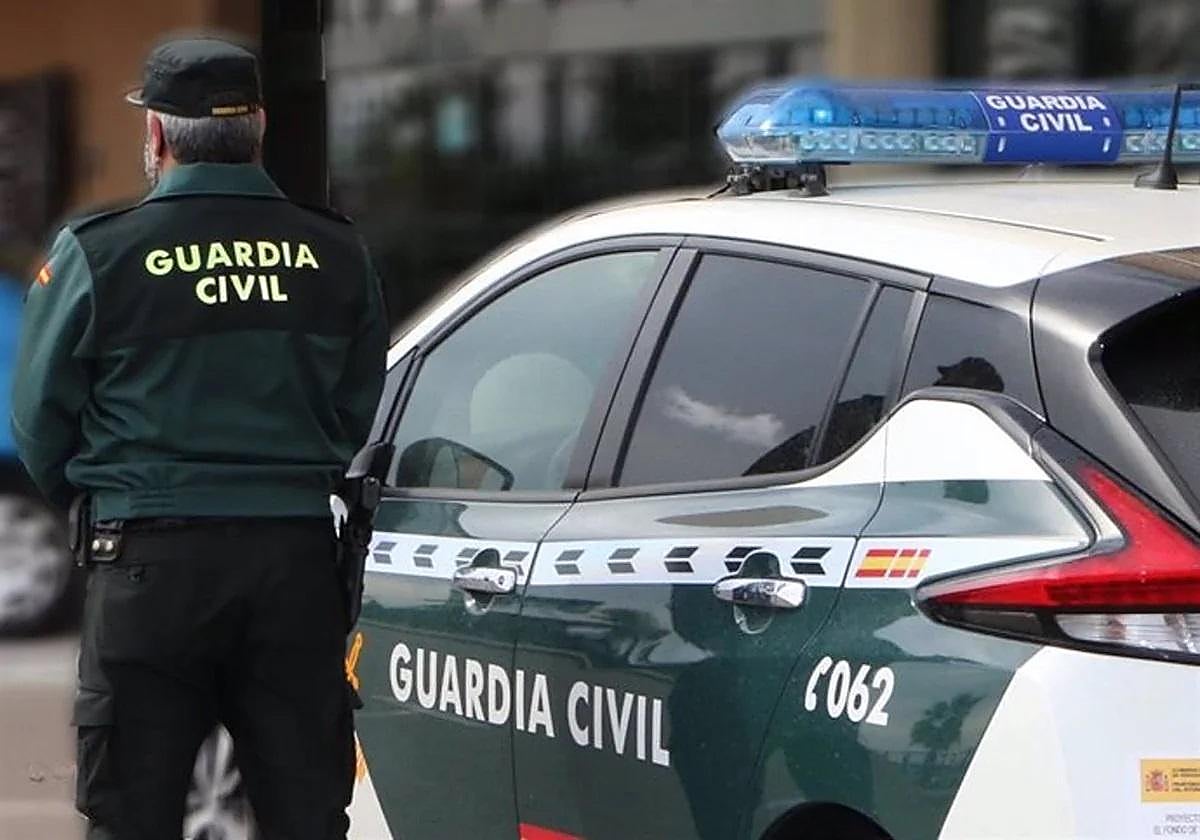 Agente de la Guardia Civil patrullando