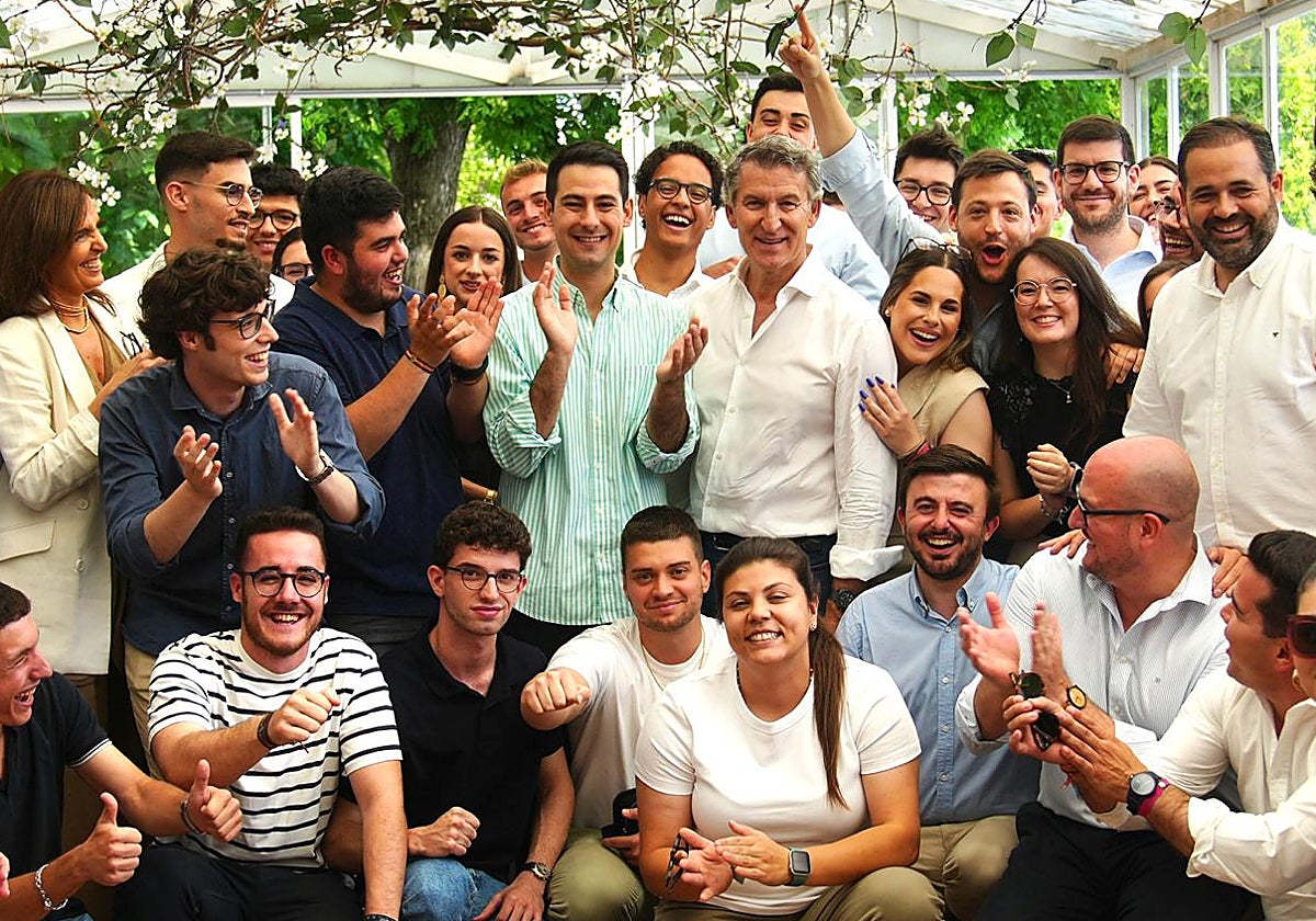Antes del acto en Guadalajara, Feijóo ha mantenido un encuentro con jóvenes junto al presidente del PP de Castilla-La Mancha, Paco Núñez, y Carmen FúnezF