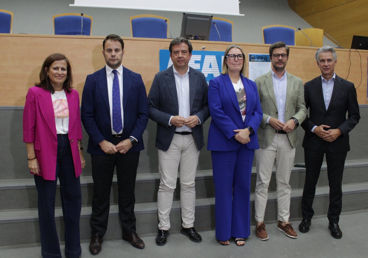 El alcalde de Lucena junto al delegado de Educación y responsables de Caixa en Lucena