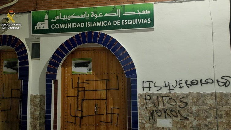 Investigado un hombre por hacer pintadas xenófobas y dejar carne de cerdo en un centro de culto islámico en Esquivias