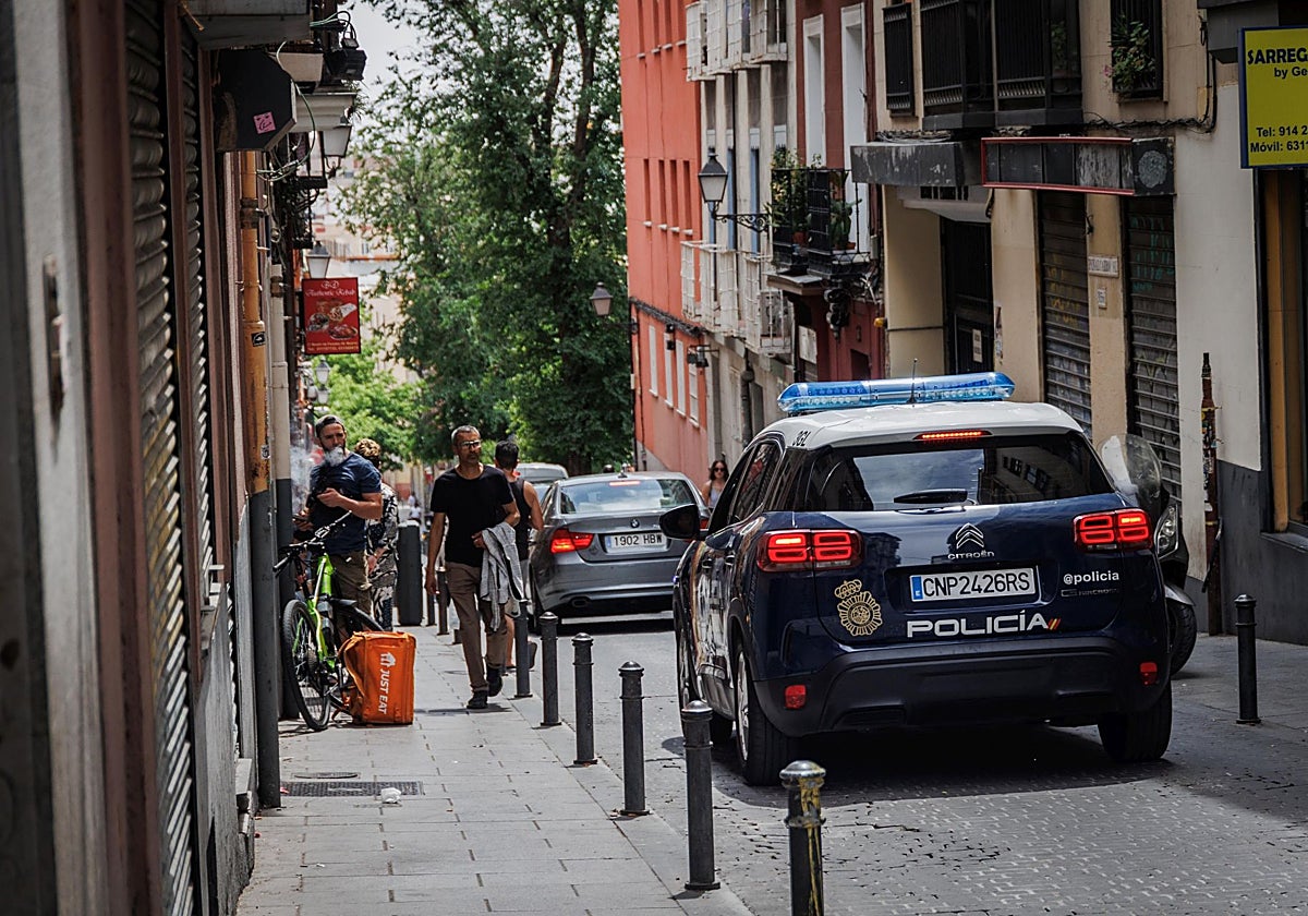 Imagen de archivo de una patrulla policial por Madrid