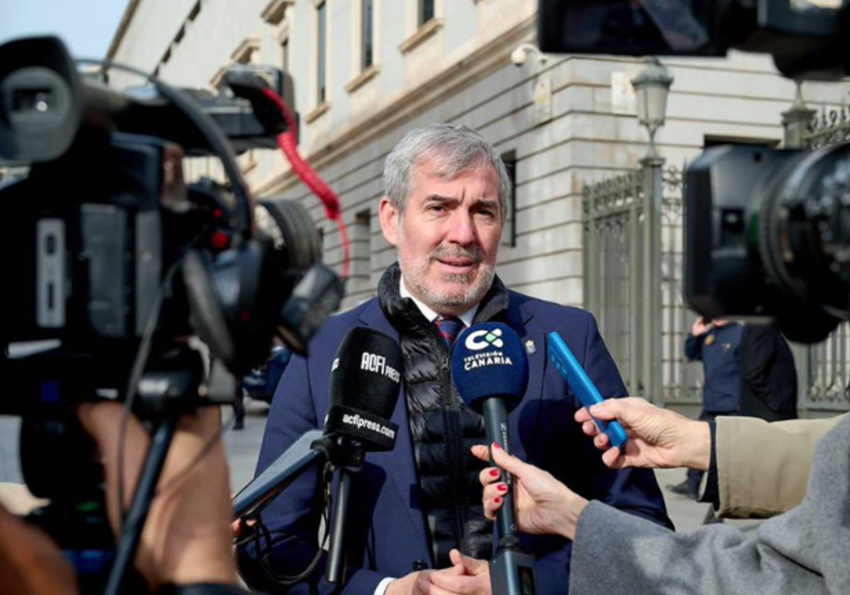 Fernando Clavijo atiende a los medios en una foto de archivo en Madrid