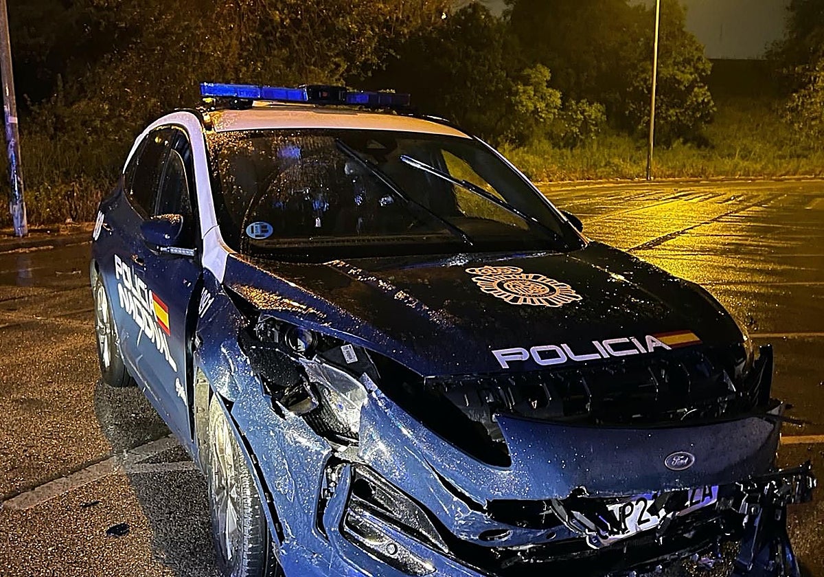 Coche policial destrozado en una reciente persecución en Madrid