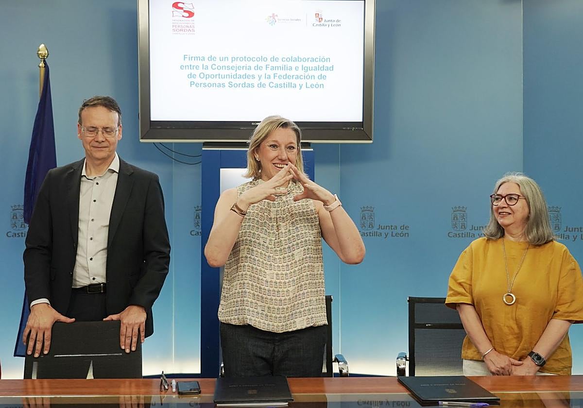 La vicepresidenta de la Junta y consejera de Familia e Igualdad de Oportunidades, Isabel Blanco, firma un protocolo de colaboración con la Federación de Personas Sordas de Castilla y León
