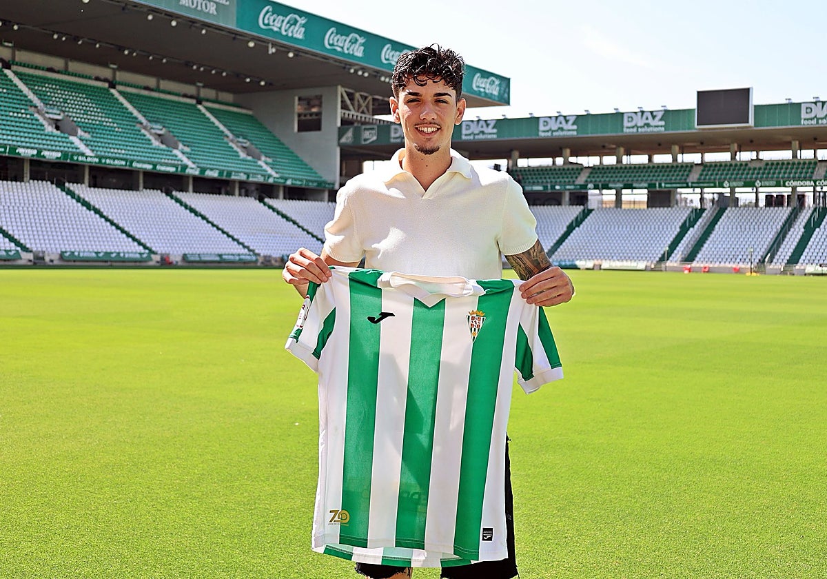 Álex López posa con la camiseta del Córdoba tras su renovación