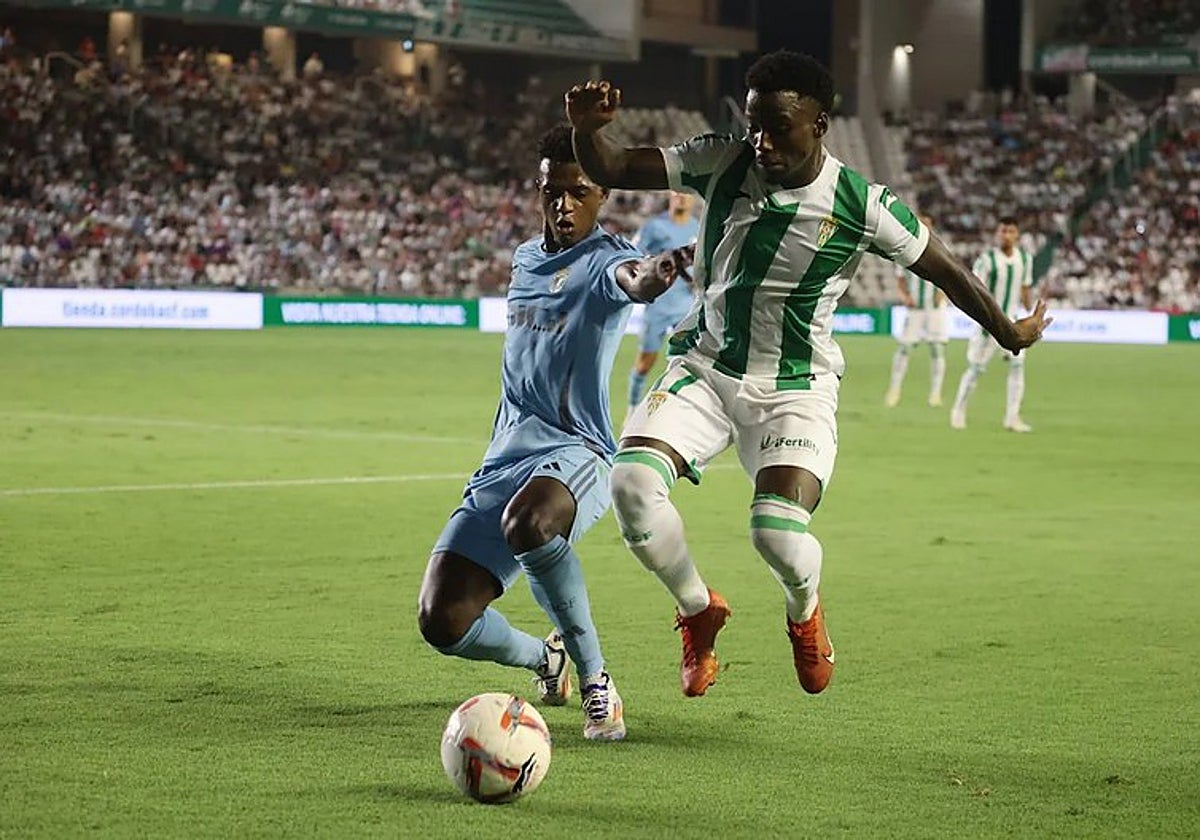 Adilson disputa el balón con un rival del Burgos en El Arcángel