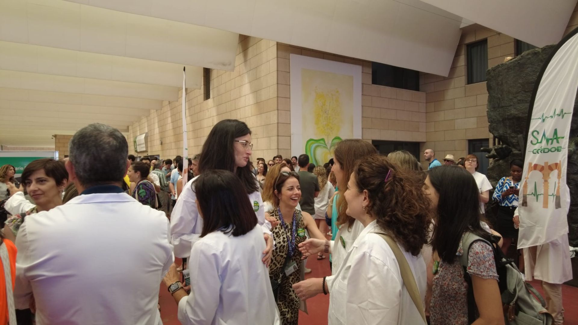 En imágenes, la concentración de médicos en el Hospital Reina Sofía de Córdoba