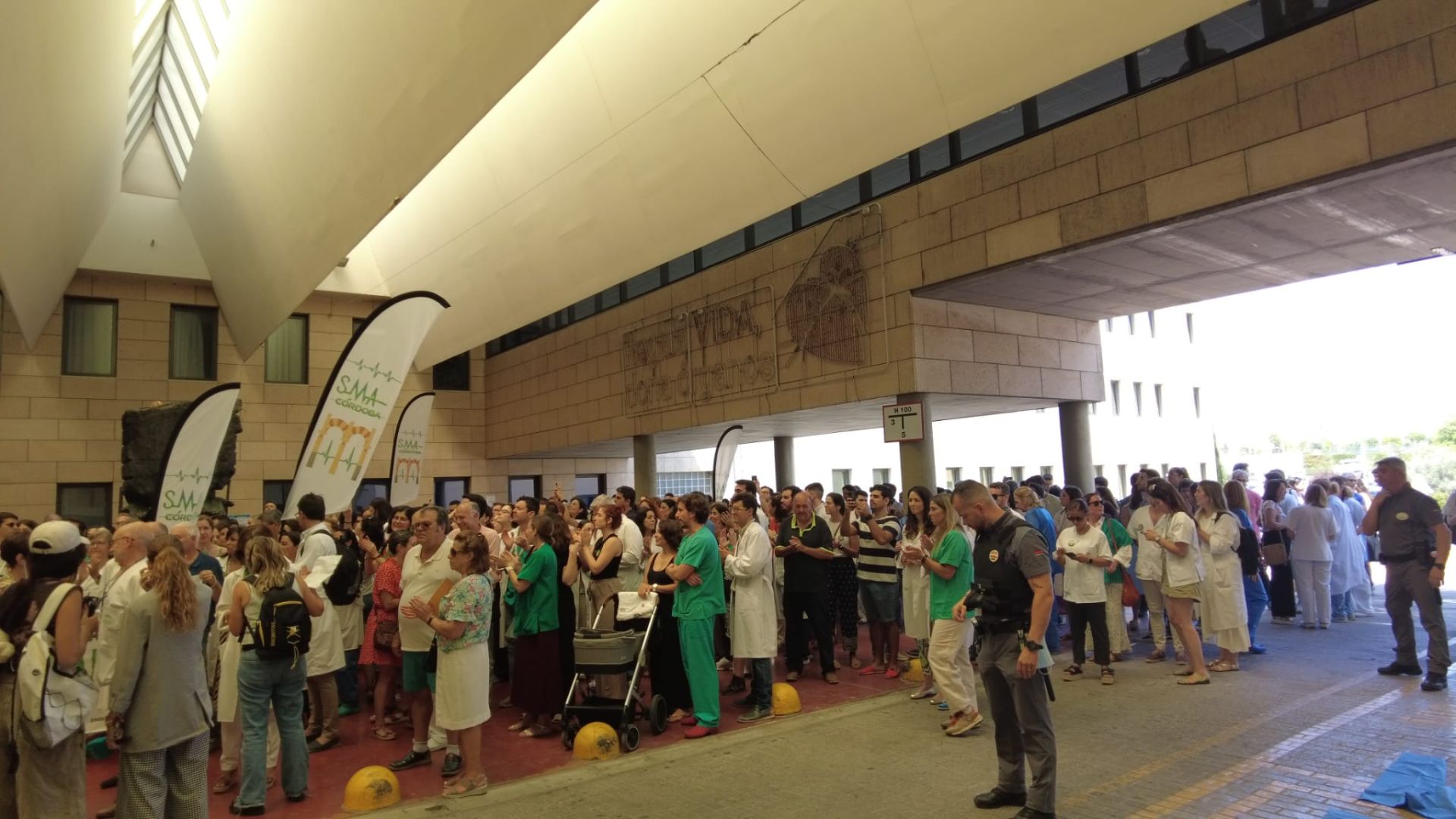 En imágenes, la concentración de médicos en el Hospital Reina Sofía de Córdoba