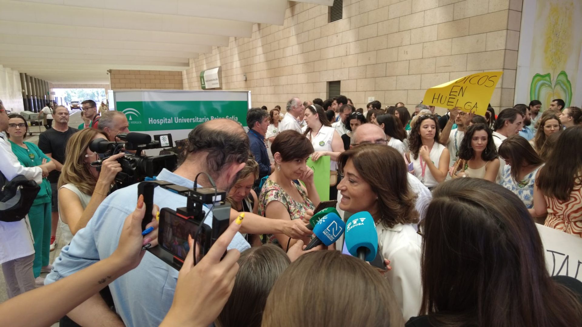 En imágenes, la concentración de médicos en el Hospital Reina Sofía de Córdoba