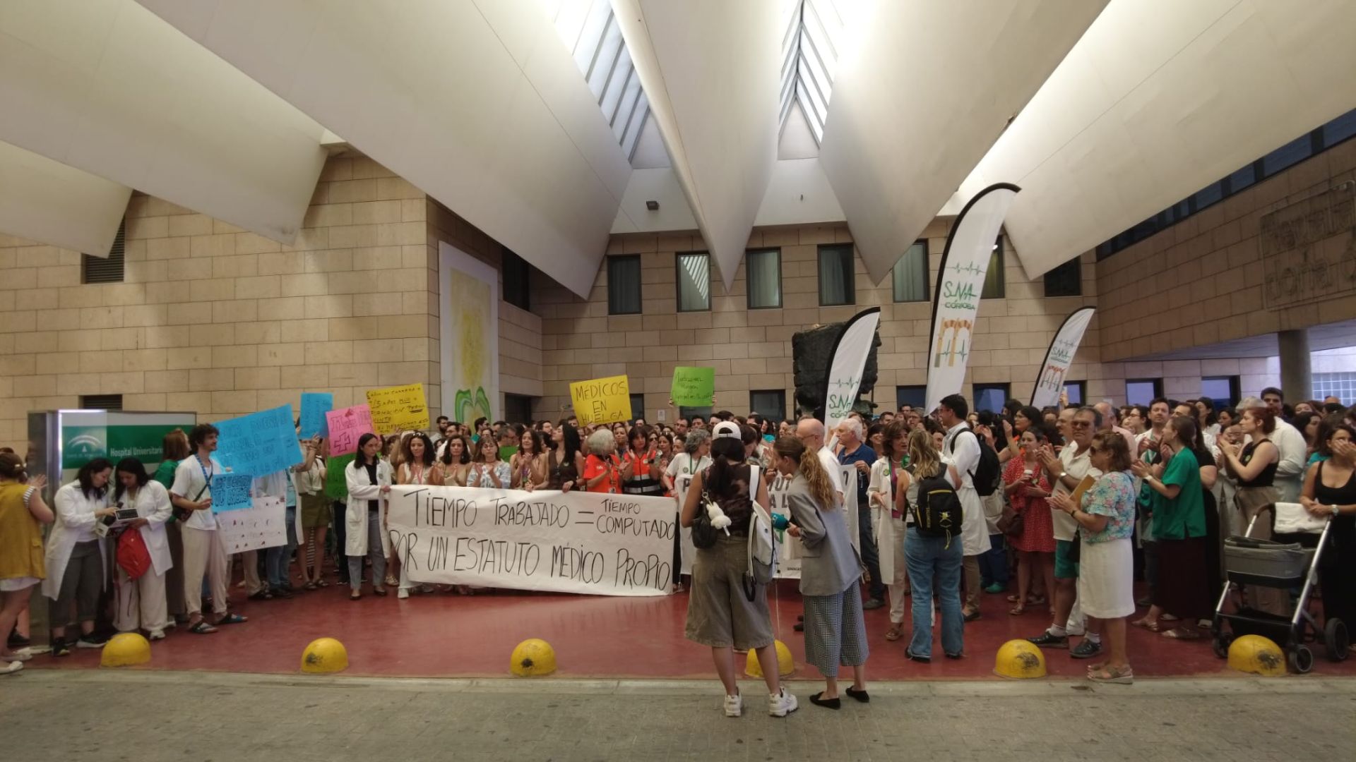 En imágenes, la concentración de médicos en el Hospital Reina Sofía de Córdoba