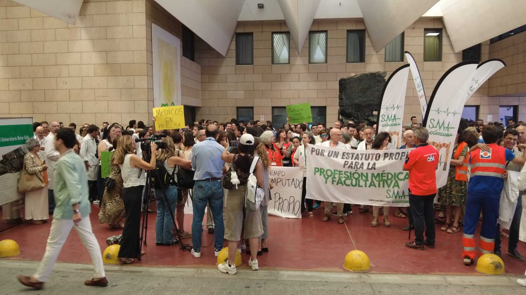 En imágenes, la concentración de médicos en el Hospital Reina Sofía de Córdoba