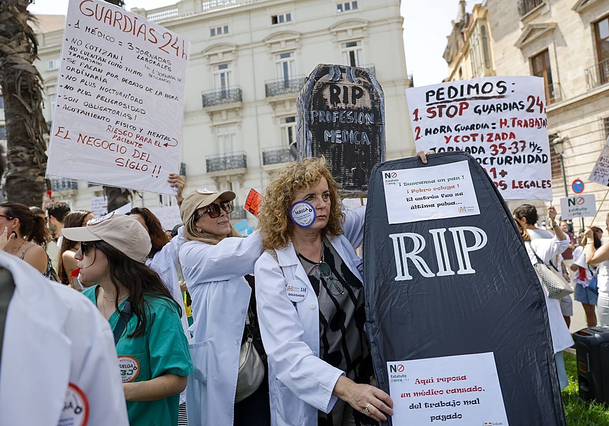 Imagen de la protesta de los médicos, este viernes, frente a la Delegación del Gobierno en Valencia