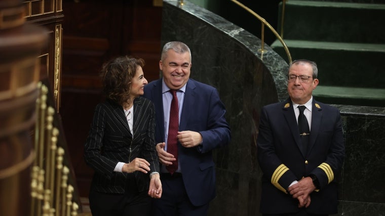 Montero y Cerdán ríen en el Congreso de los diputados en noviembre de 2024, fecha en la que la ministra hizo en el Senado una defensa a ciega de la gestión del secretario de Organización socialista