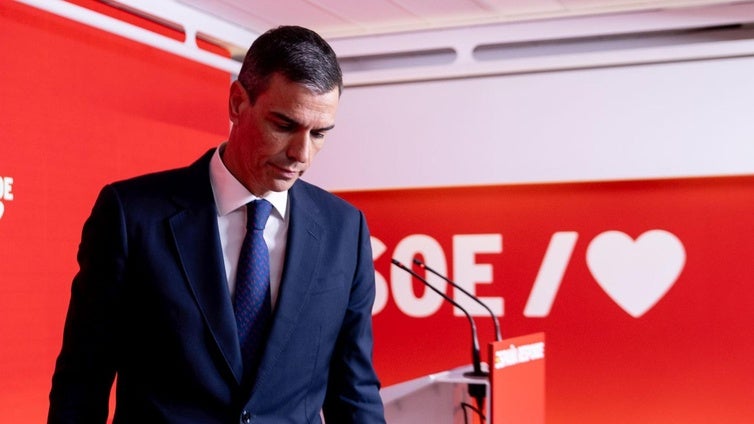 El PSOE, abatido: «Santos se ha ido. Pero el cráter es total»