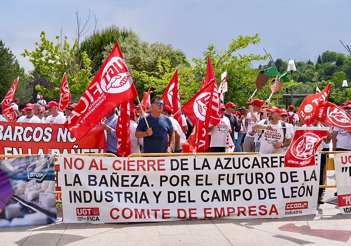 Protesta de los trabajadores de Azucarera de La Bañeza ante la sede de las Cortes el pasado martes
