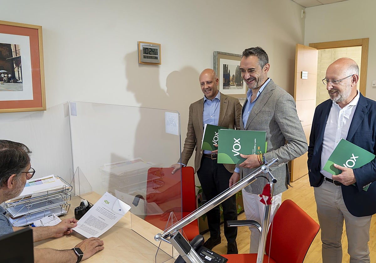 El portavoz de Vox en las Cortes, David Hierro, y el portavoz adjunto, Carlos Menéndez, junto al procurador Ignacio Sicilia