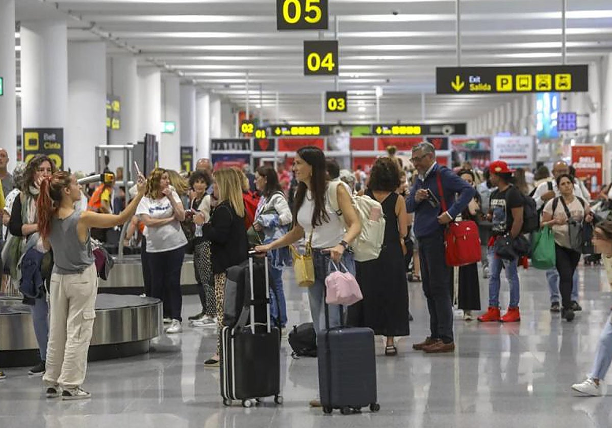Pasajeros en el aeropuerto de Sevilla