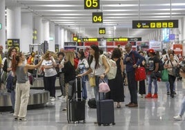 Pasajeros en el aeropuerto de Sevilla
