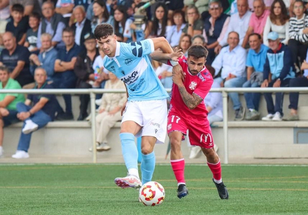Mariano Carmona, vestido de azul celeste, en un partido de esta temporada