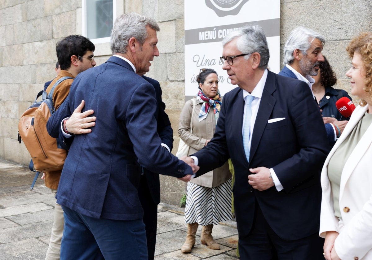 Rueda saluda al presidente de la CEG a su llegada al acto, en la capital gallega