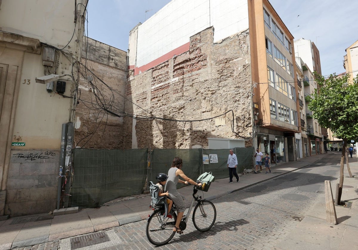 Solar de la calle Alfonso XIII en que se construirán apartamentos turísticos