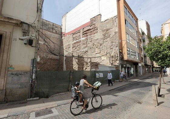 Solar de la calle Alfonso XIII en que se construirán apartamentos turísticos