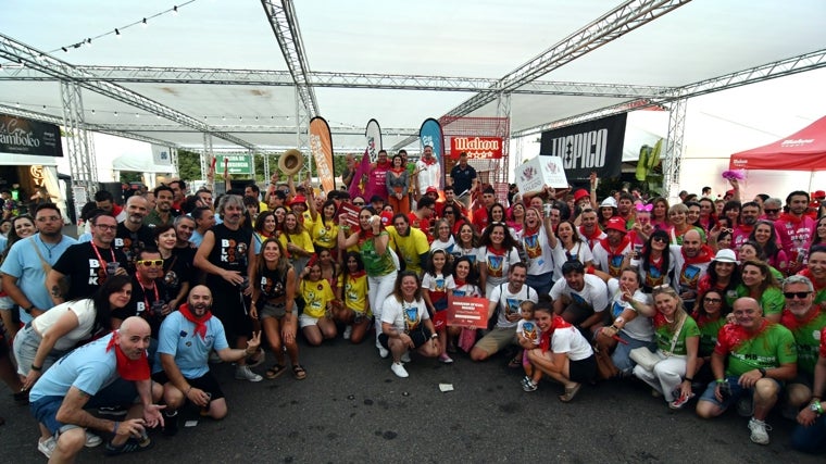 Las peñas unidas posan para la foto