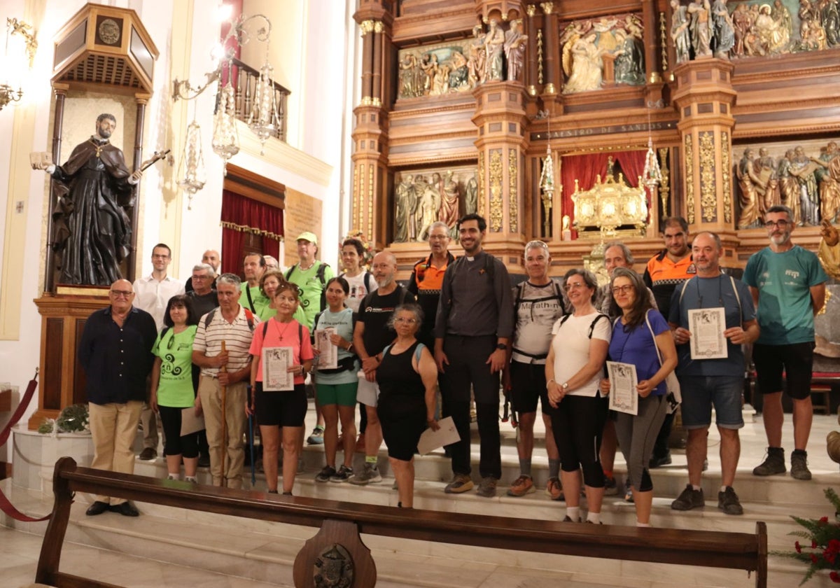 Participantes en la inauguración de la ruta, al llegar a la basílica de San Juan de Ávila