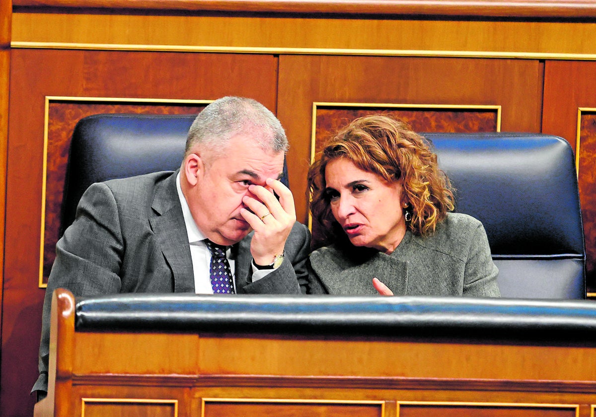 María Jesús Montero habla con Santos Cerdán en el Congreso de los Diputados