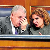 María Jesús Montero habla con Santos Cerdán en el Congreso de los Diputados