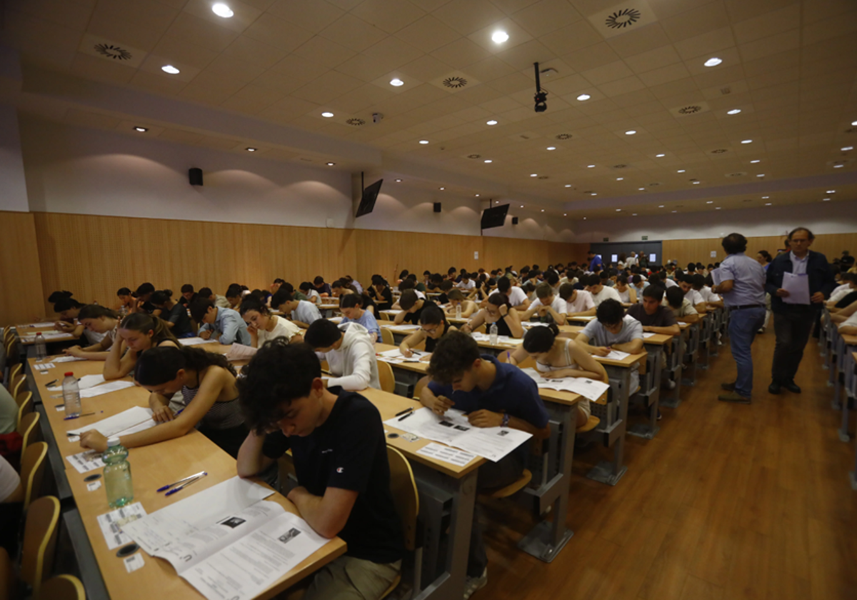Estudiantes examinándose de la Selectividad este 2025 en un centro de la Universidad de Córdoba