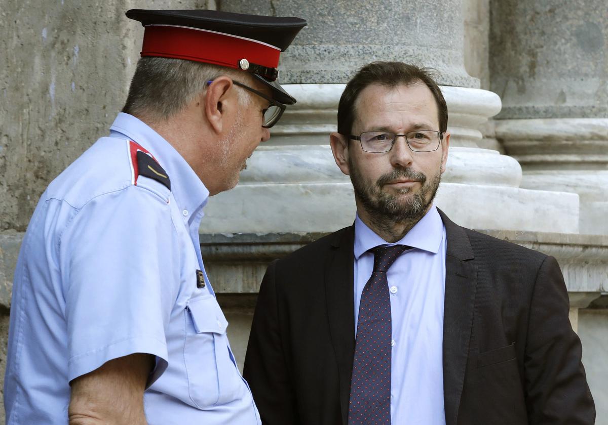 El fiscal Grinda, en la puerta del Palacio de la Generalitat