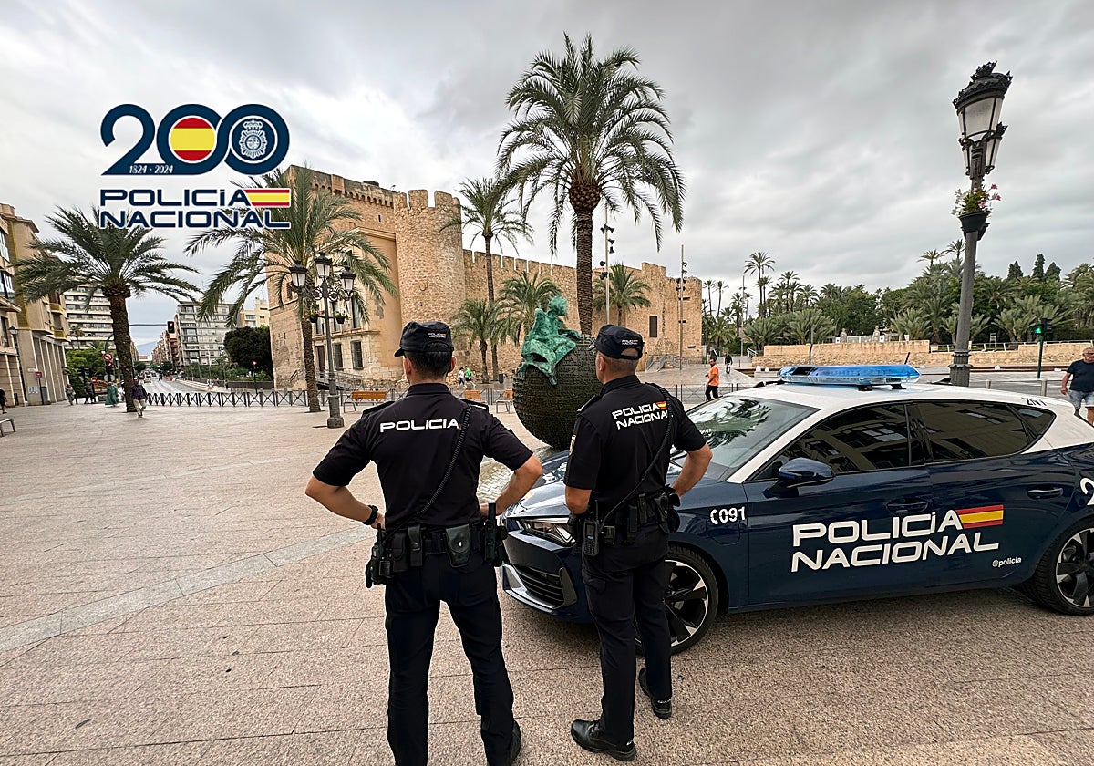 Imagen de archivo de dos agentes de la Policía Nacional en Elche