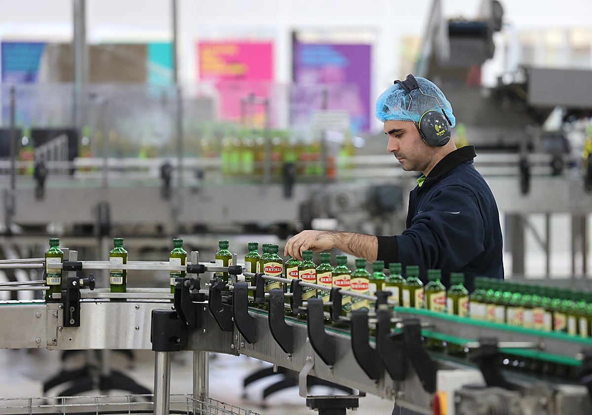 Un operario en un lineal de envasado de aceite