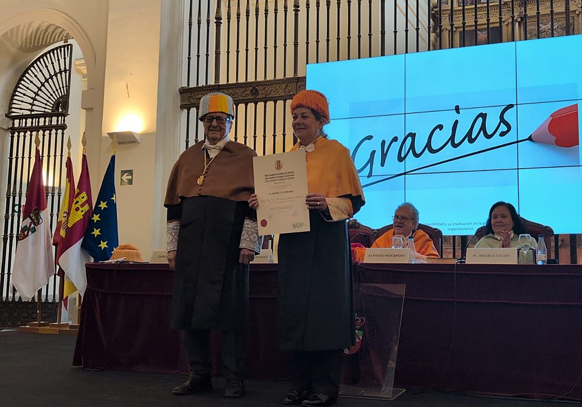 La doctora Ángela Jiménez, tras ingresar en la Real Academia Europea de Doctores