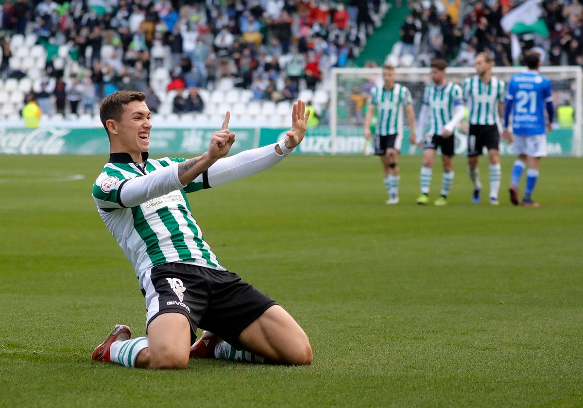 Adri Fuentes celebra un gol en El Arcángel hace tres años con el Córdoba
