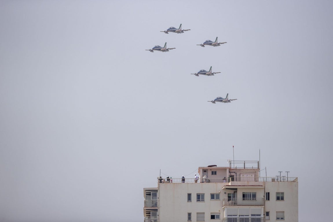 Varias aeronaves sobrevuelan la costa murciana, despertando la nostalgia de los más veteranos y la curiosidad de los más jóvenes