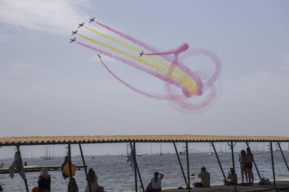 La Patrulla Águila surca el cielo murciano dibujando la bandera de España con sus característicos humos de colores, en una de las maniobras más aclamadas por el público