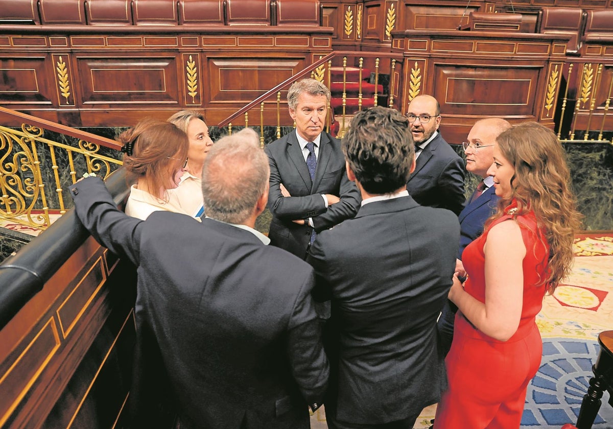 Feijóo, con miembros de la dirección del PP en el Congreso