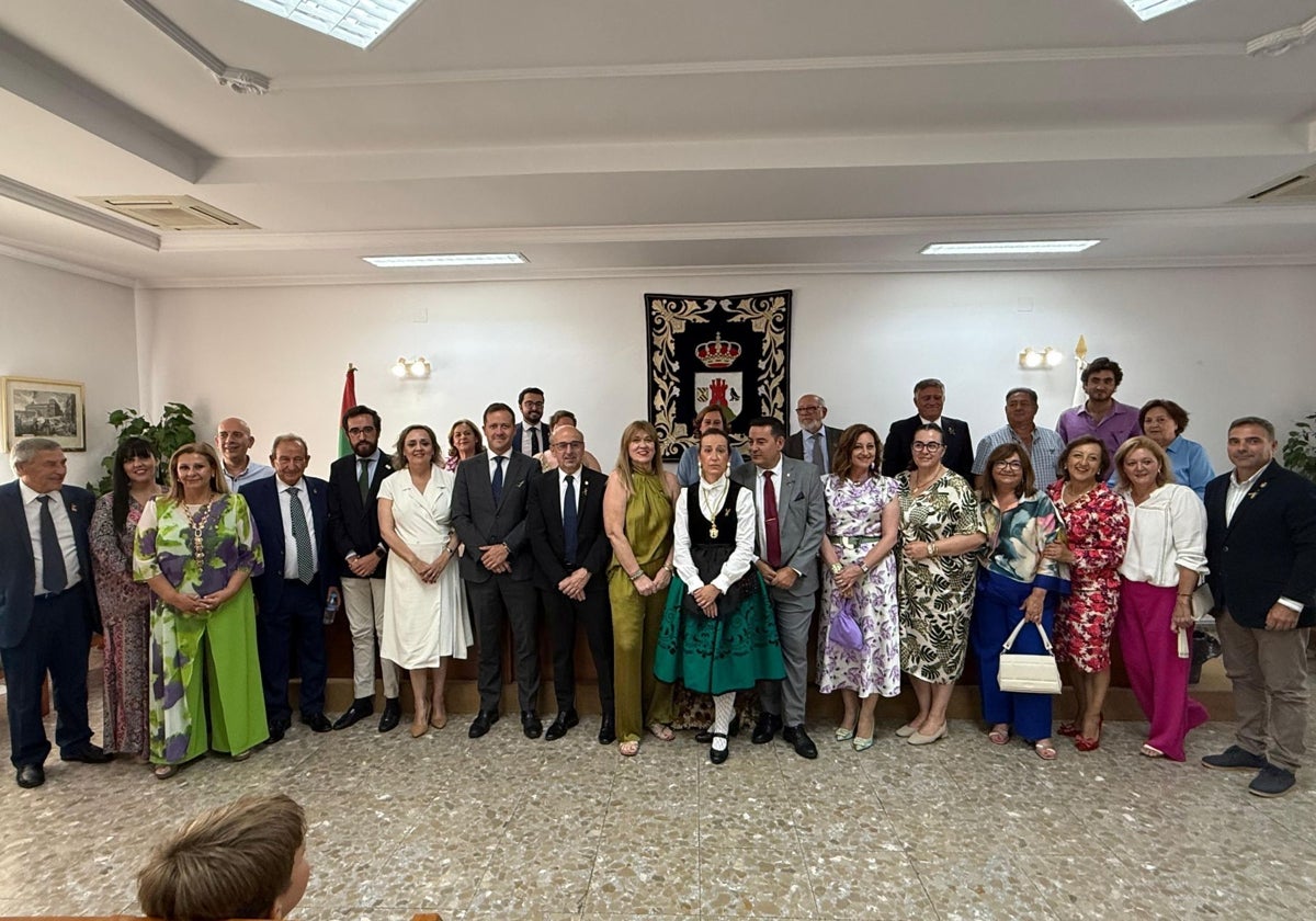 Foto de familia de asistentes a la 'Llega Cultural Montes de Toledo' celebrada en Cuerva