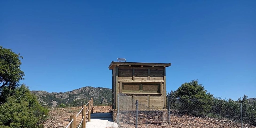 El parque natural del Valle de Alcudia abre dos observatorios de buitres y aves necrófagas