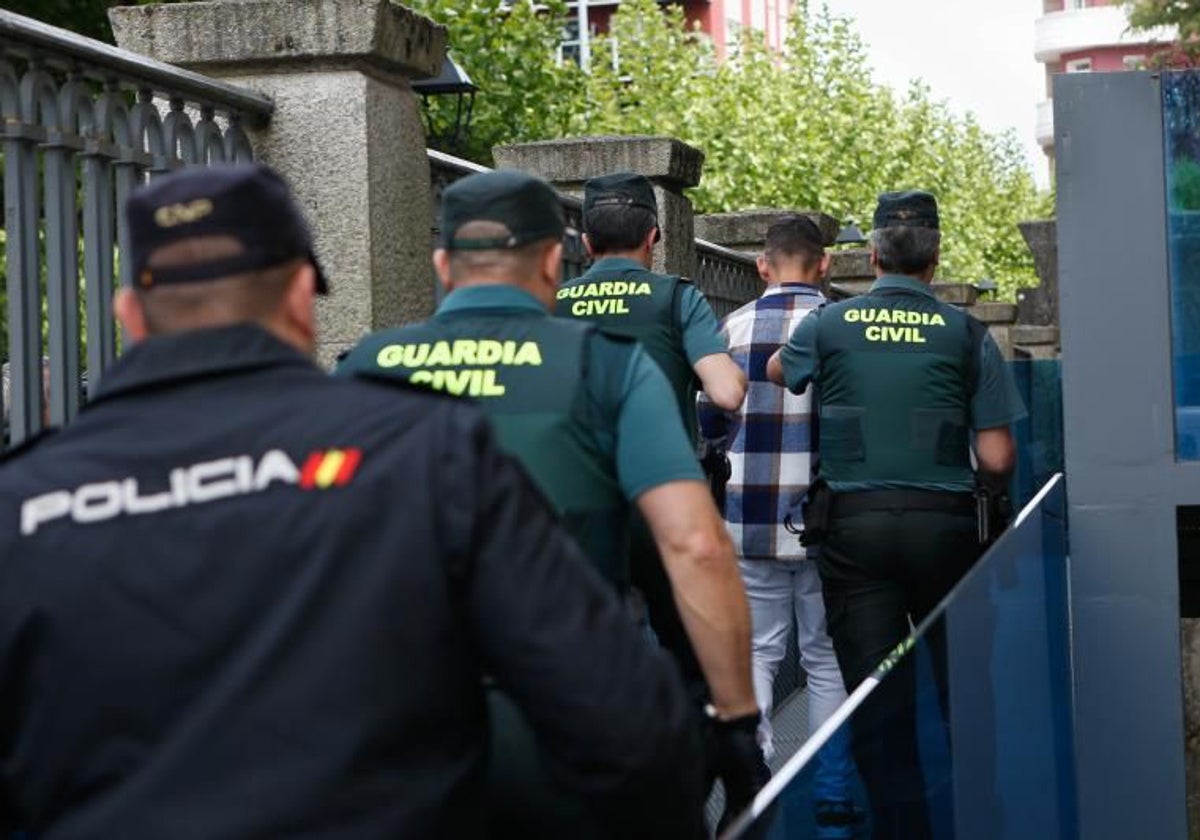 El autor confeso del crimen a su llegada a la Audiencia de Lugo, en una de las sesiones del juicio