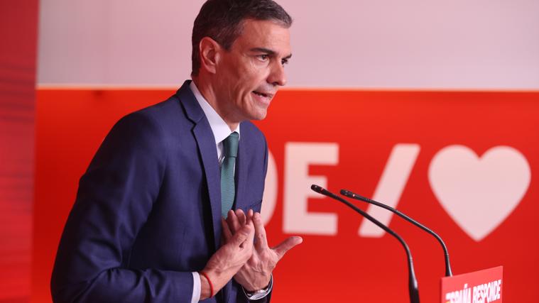 Pedro Sánchez realiza un gesto durante la comparecencia.