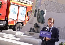 La renovada plaza del Carmen acoge el monumento a los Bomberos, junto al lugar del incendio en los Almacenes Arias
