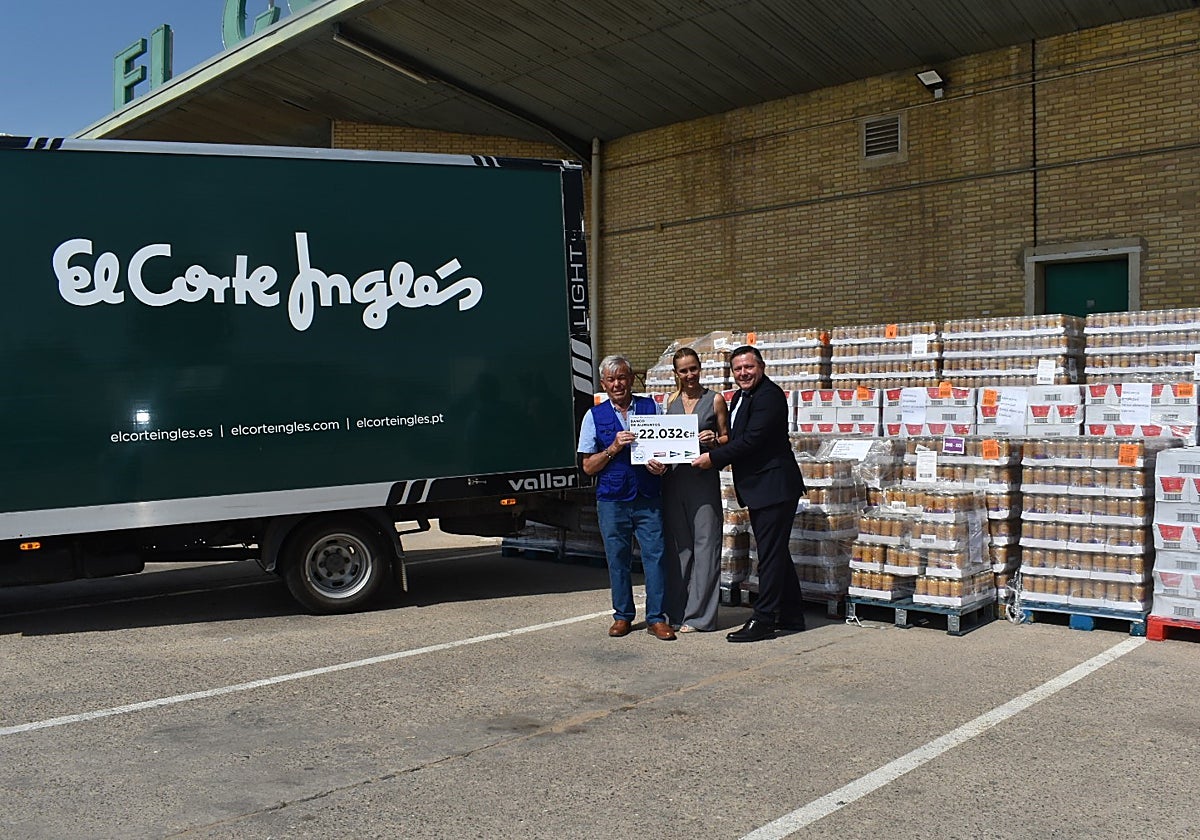 Imagen de la entrega del cheque de la Gran Recogida de Alimentos 2024