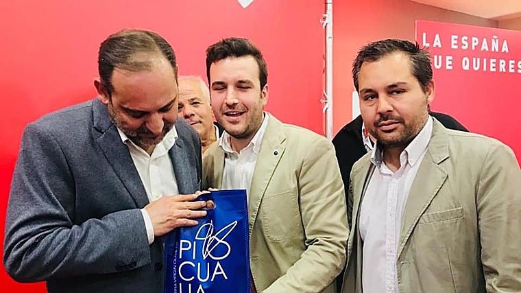 El exministro con el aceite que le regalaron